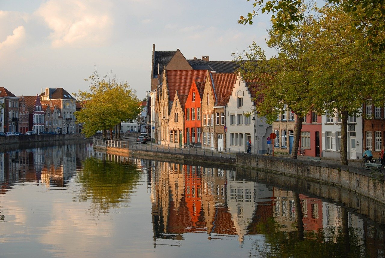Canais de Bruges, em Março na Bélgica