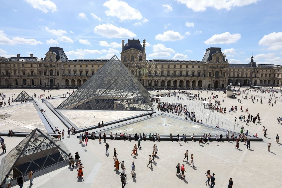 Pirâmide de vidro do Museu do Louvre