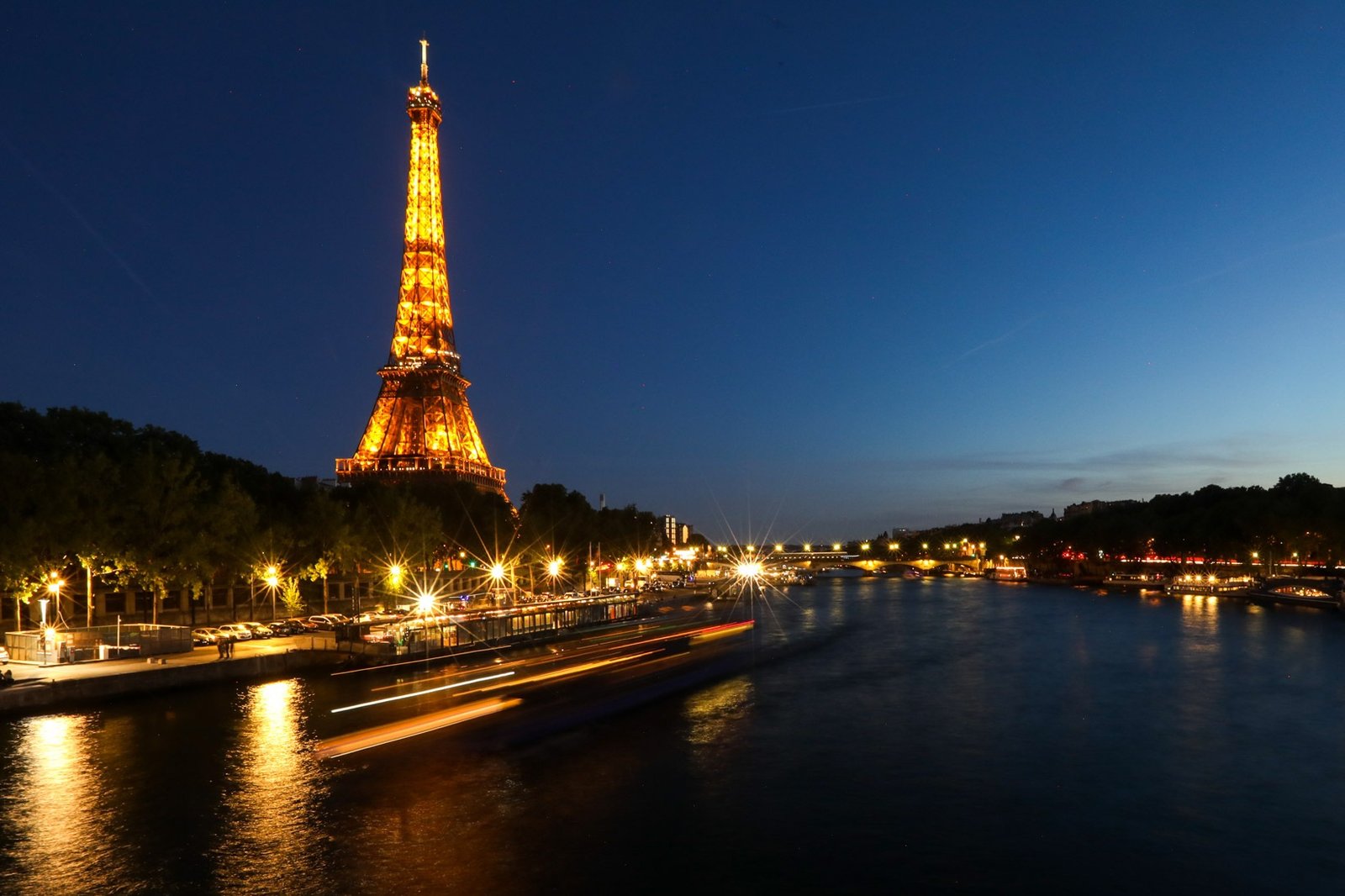 Torre Eiffel iluminada à noite
