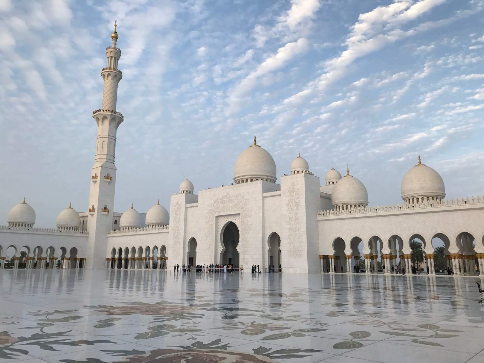 Vista exterior da Mesquita Sheikh Zayed em Abu Dhabi