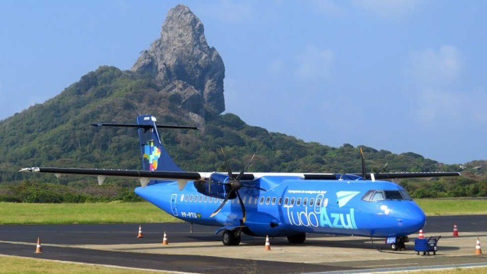 Aeronave ATR, da Azul, em Fernando de Noronha, em foto de arquivo — Foto: Ana Clara Marinho/TV Globo