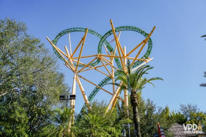 Área temática do Busch Gardens com montanha-russa ao fundo