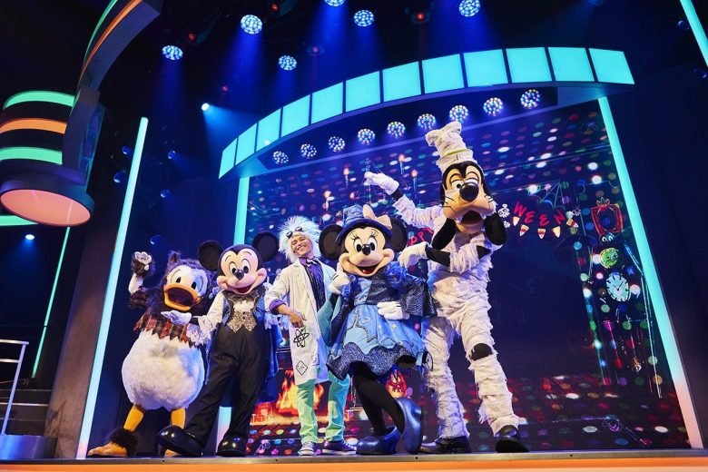 Mickey e amigos em apresentação especial de Halloween