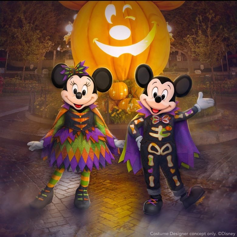 Mickey e Minnie com fantasias de Halloween