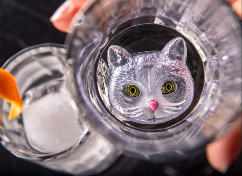 Coquetéis artesanais no Scat Cat Lounge com copos personalizados