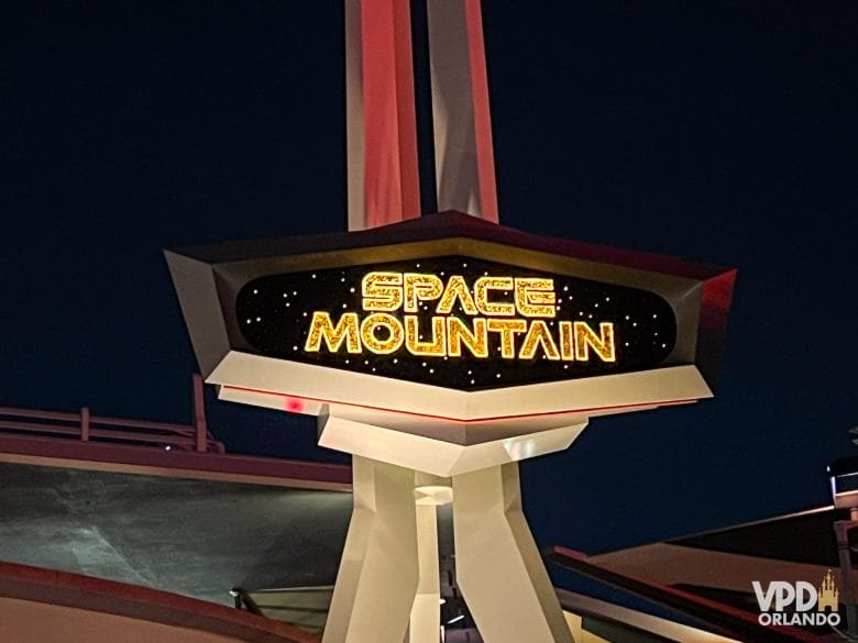 Imagem da Space Mountain na Disneyland Califórnia