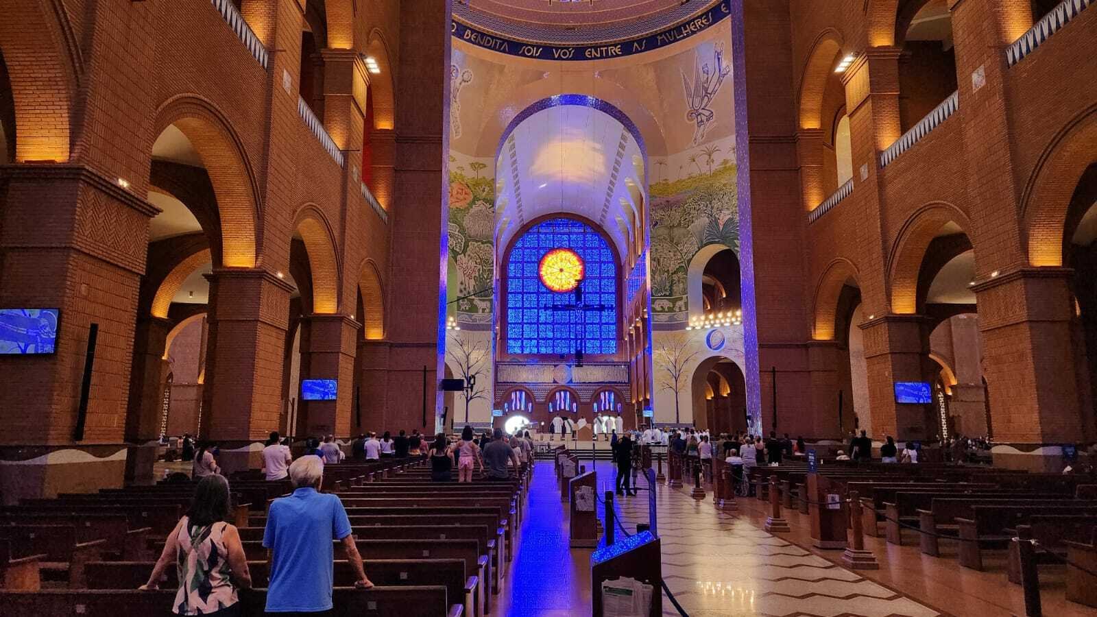 Interior detalhado da Basílica de Nossa Senhora Aparecida