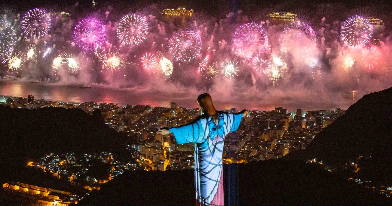 Festa de Réveillon com fogos em Copacabana