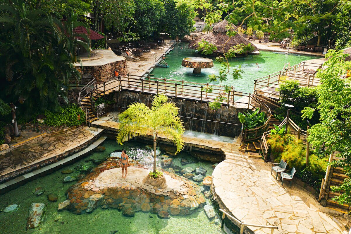 Nascentes de águas termais no Parque das Fontes.