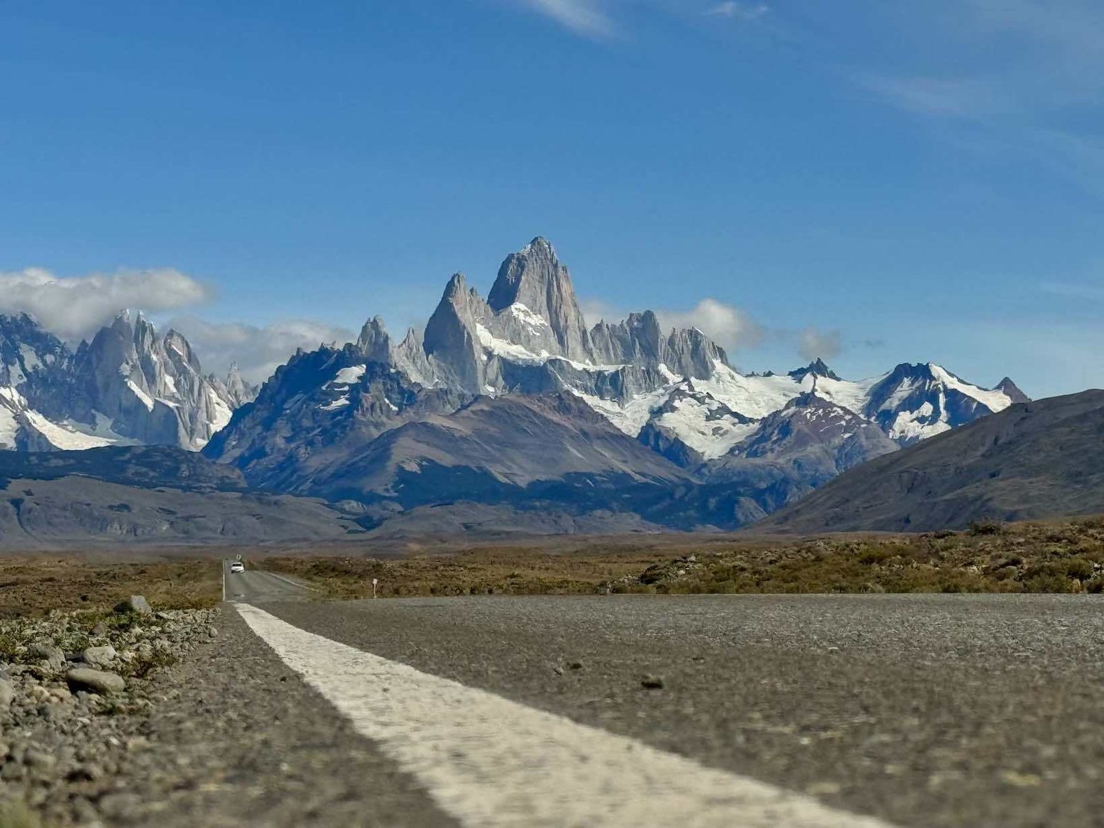 Paisagem típica da Patagônia Argentina com montanhas e lagos cristalinos.