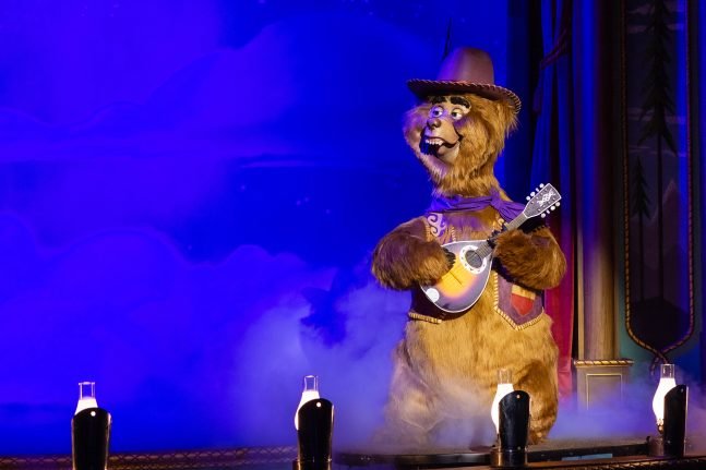 Urso do Country Bear Jamboree com novo figurino elegante