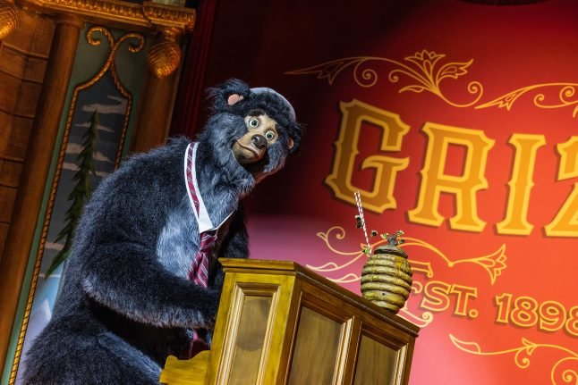 Outro urso do Country Bear Jamboree em roupas atualizadas