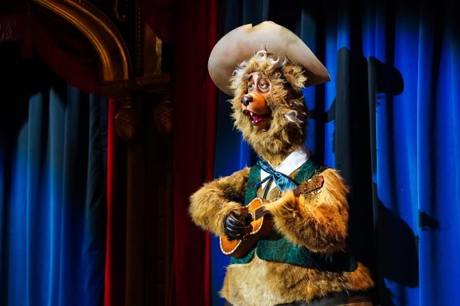 Personagem urso de terno no Country Bear Jamboree reimaginado