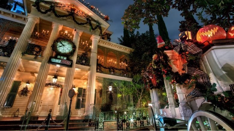 Entrada da Haunted Mansion Holiday decorada para o Halloween