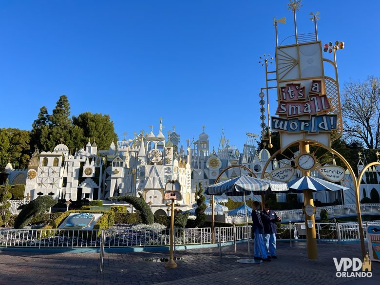 Imagem mostrando a entrada do Disneyland Park na Califórnia