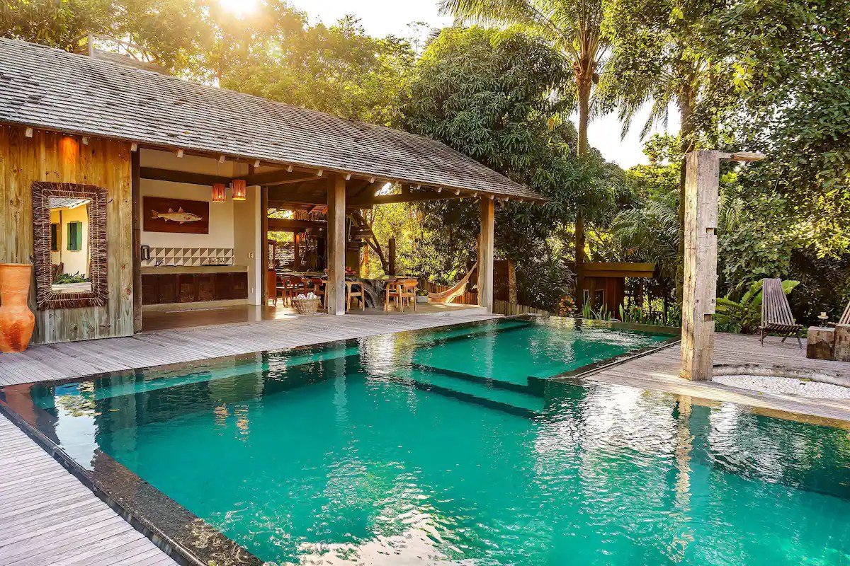 Casa em Trancoso com piscina de borda infinita e espaço para grupos