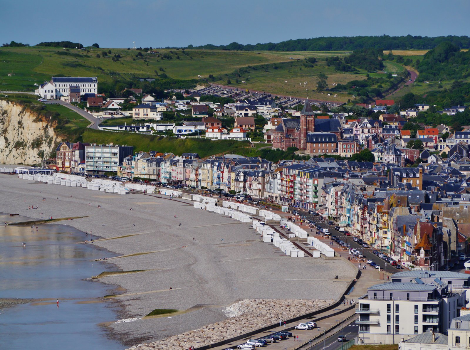 Casas coloridas de Mers-les-Bains em frente ao mar