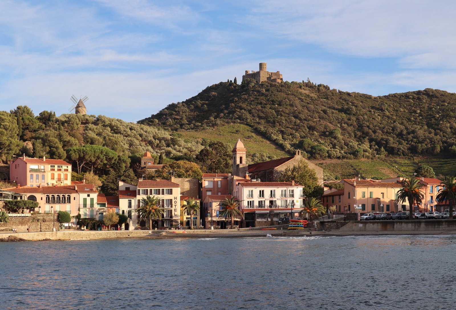 Vista panorâmica da vila de Collioure com seu forte e moinho