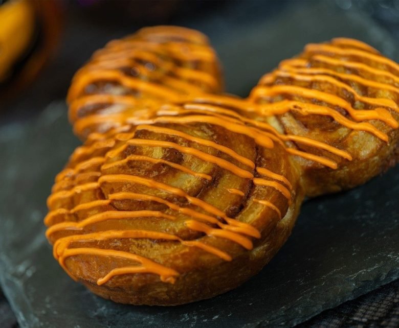 Cinnamon roll em formato das orelhinhas do Mickey na BoardWalk Deli