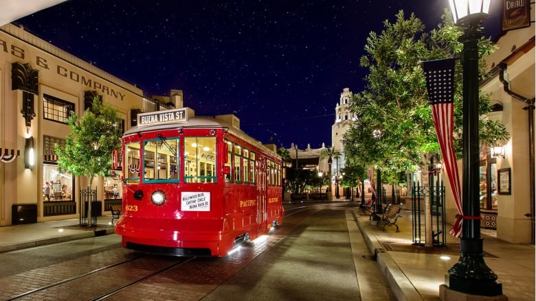 Imagem do Red Car Trolley iluminado à noite no Disney California Adventure Park