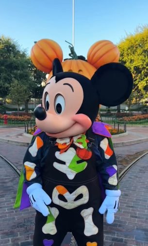 Pateta usando roupas de Halloween na Disneyland