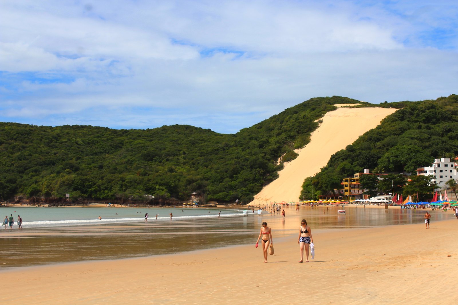 O Morro do Careca ao fundo da Praia de Ponta Negra, em Natal, RN