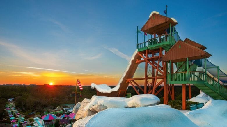 Vista do Blizzard Beach, com tema de estação de esqui e tobogãs