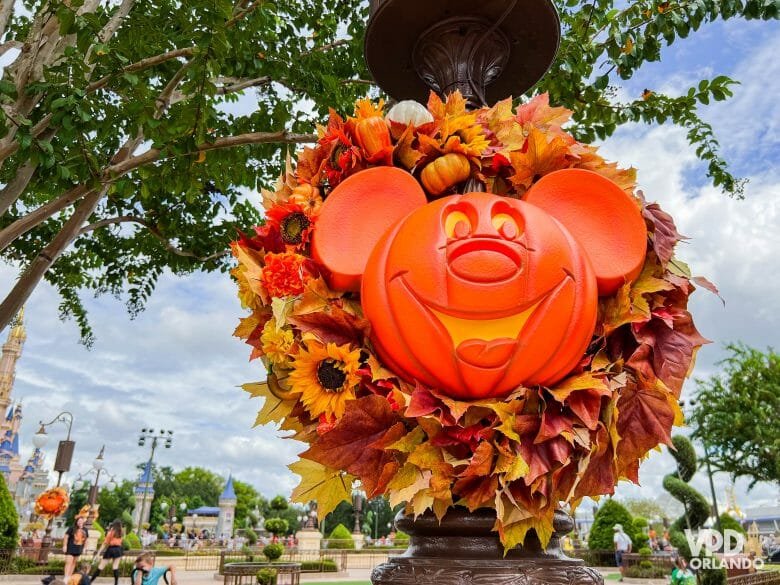 Decoração especial de Halloween no Magic Kingdom, com destaque para as abóboras temáticas e luzes laranjas que enfeitam a Main Street USA.