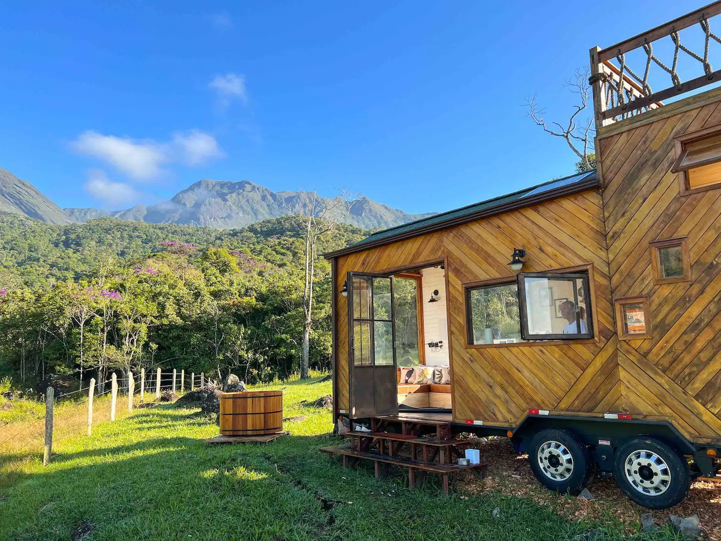 Vista da tiny house em Engenheiro Passos com a natureza ao redor