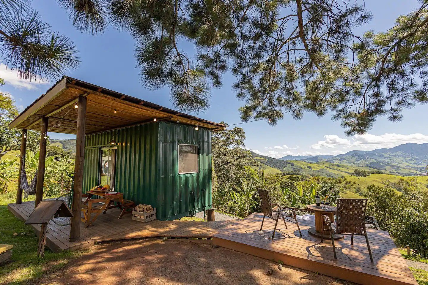 Tiny house em contêiner com vista para a Serra da Mantiqueira