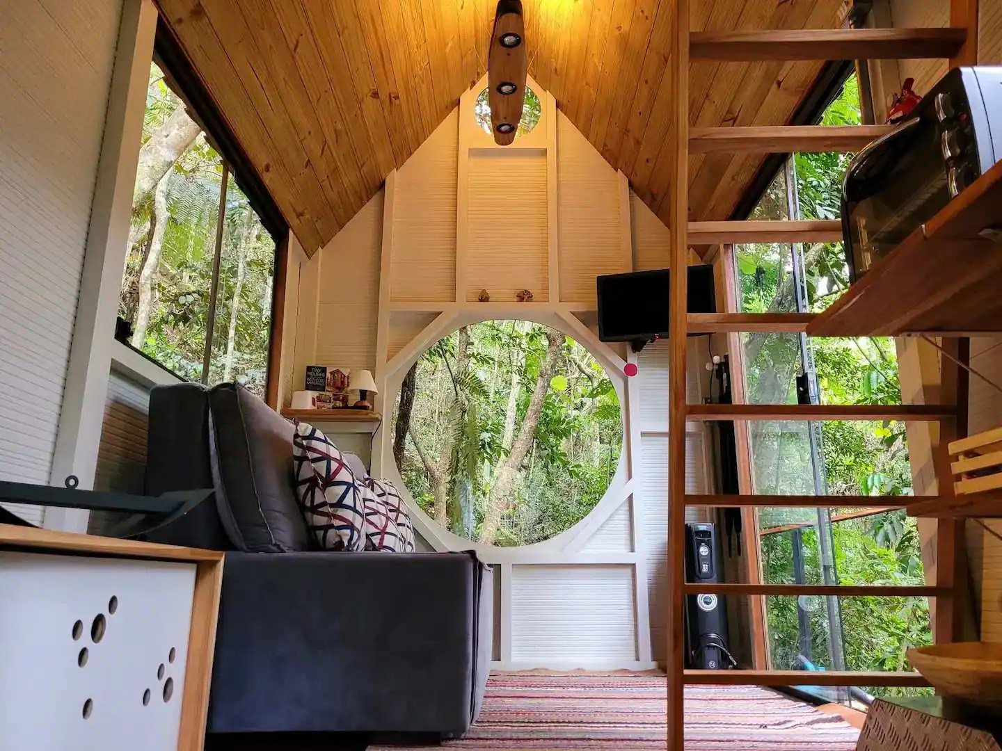 Tiny house na árvore cercada por vegetação em Mairiporã