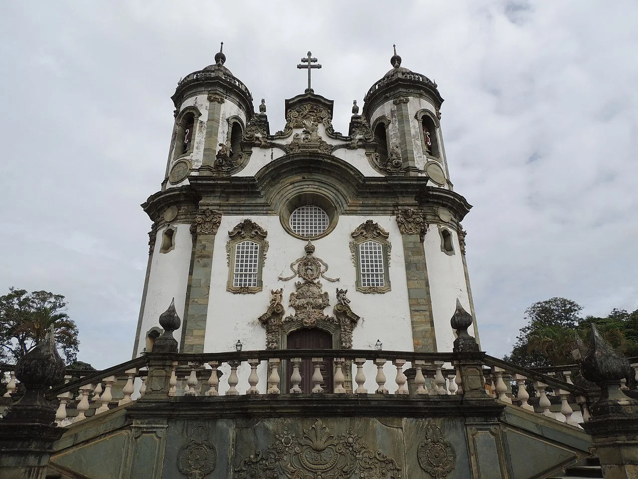 Igreja de São Francisco de Assis, famosa por sua arquitetura barroca e pelo interior decorado com colunas curvilíneas