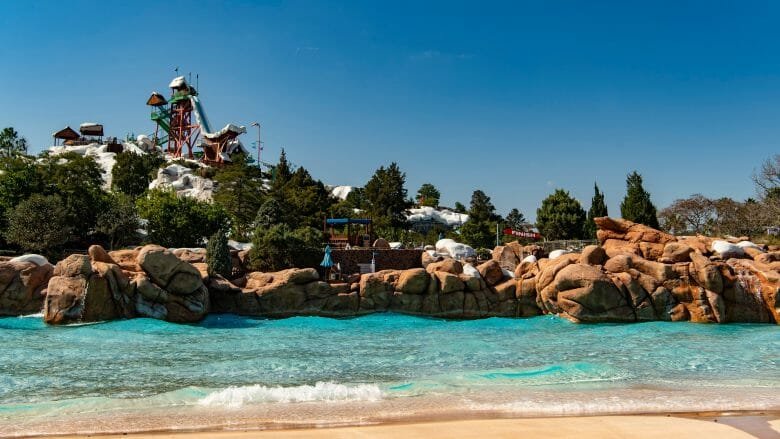 Entrada do Blizzard Beach, parque aquático da Disney, com temática de neve e verão.