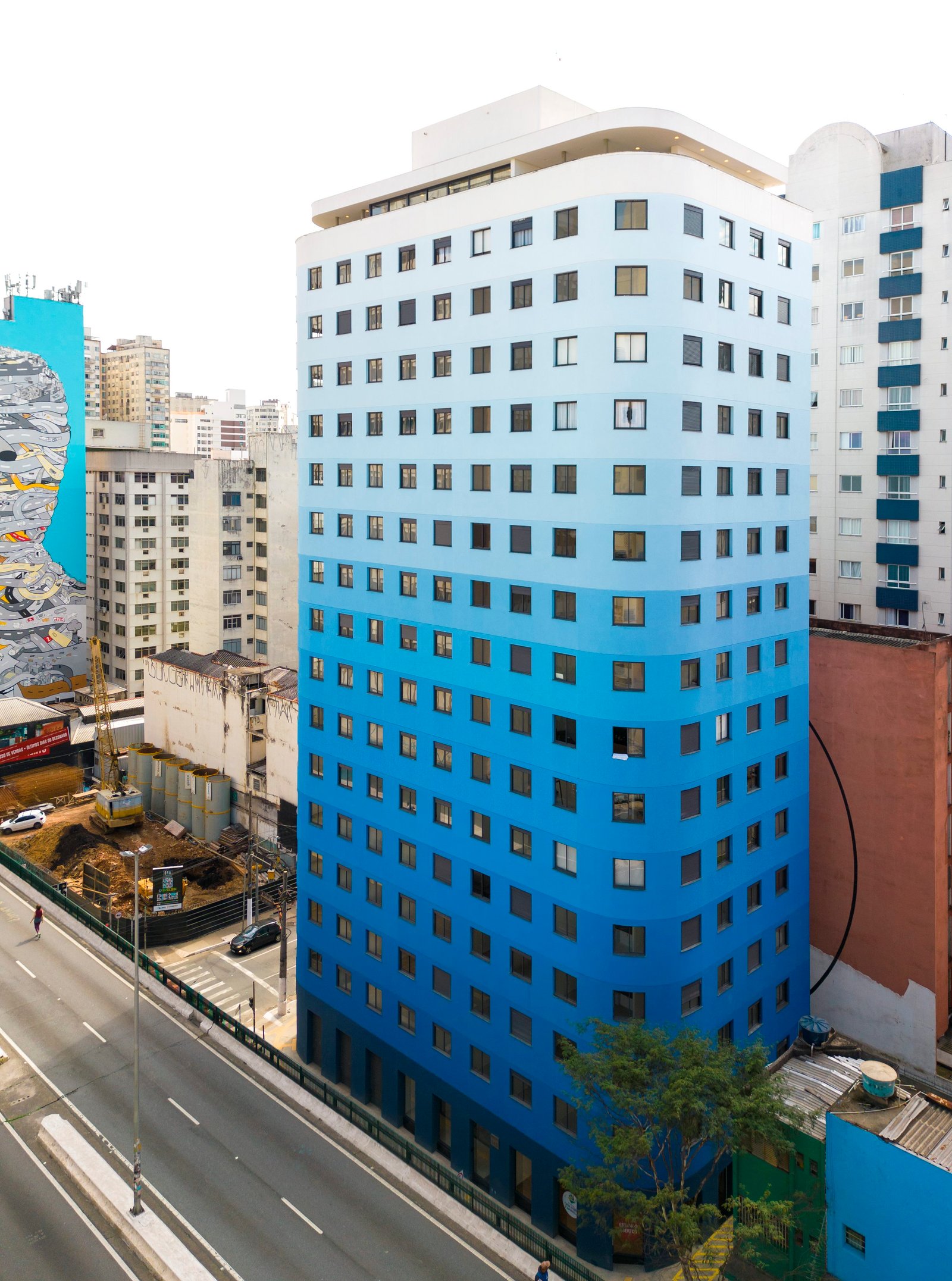 Fachada em degradê azul do Edifício Marquês de Itu