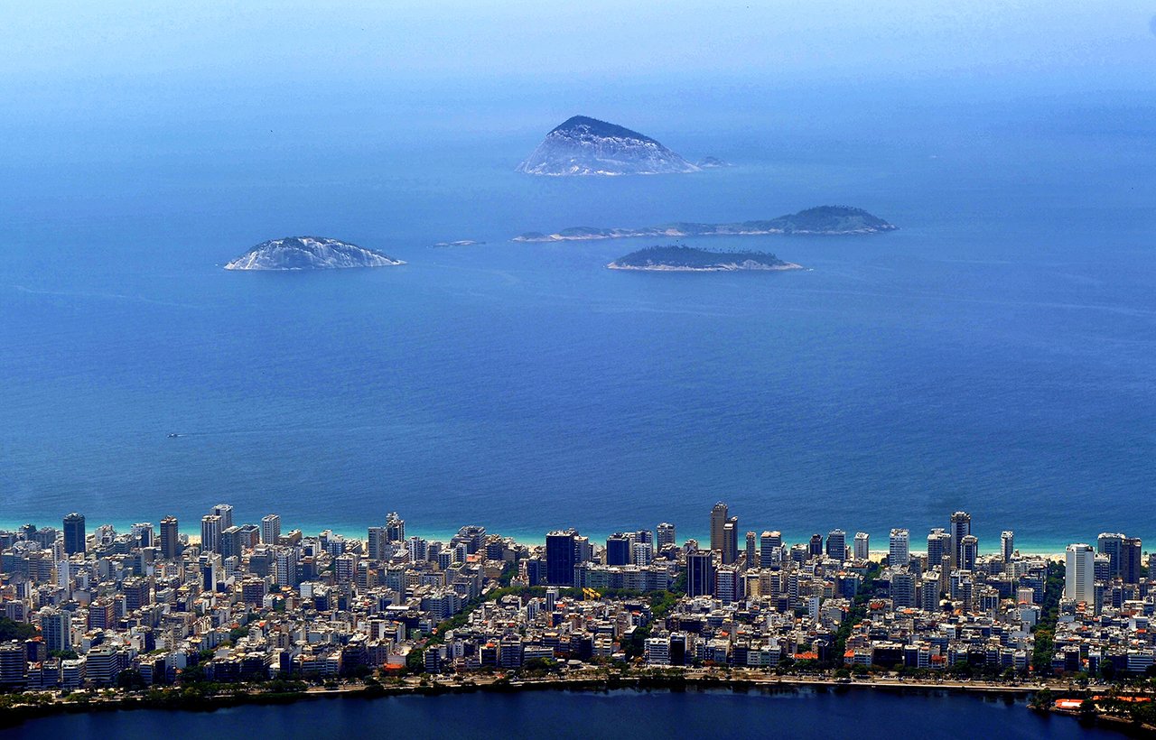 Vista das Ilhas Cagarras a partir da praia de Ipanema