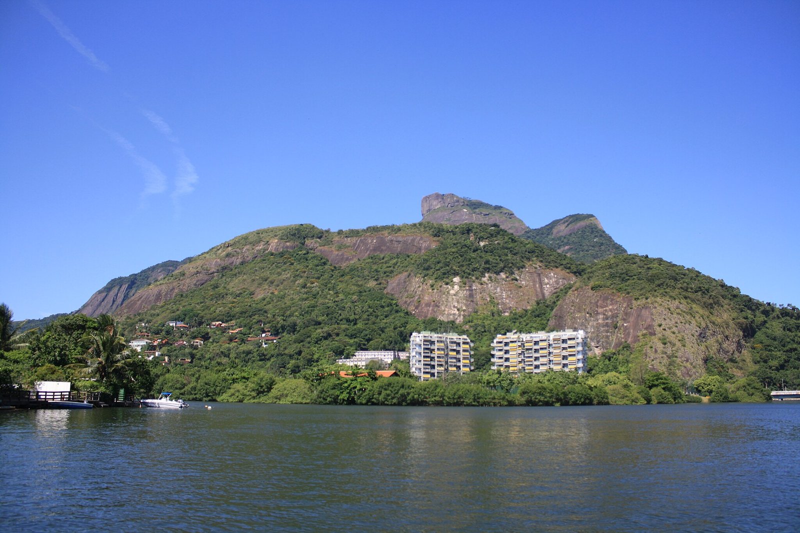 Barcos na Ilha da Gigoia, um refúgio tranquilo na Barra da Tijuca