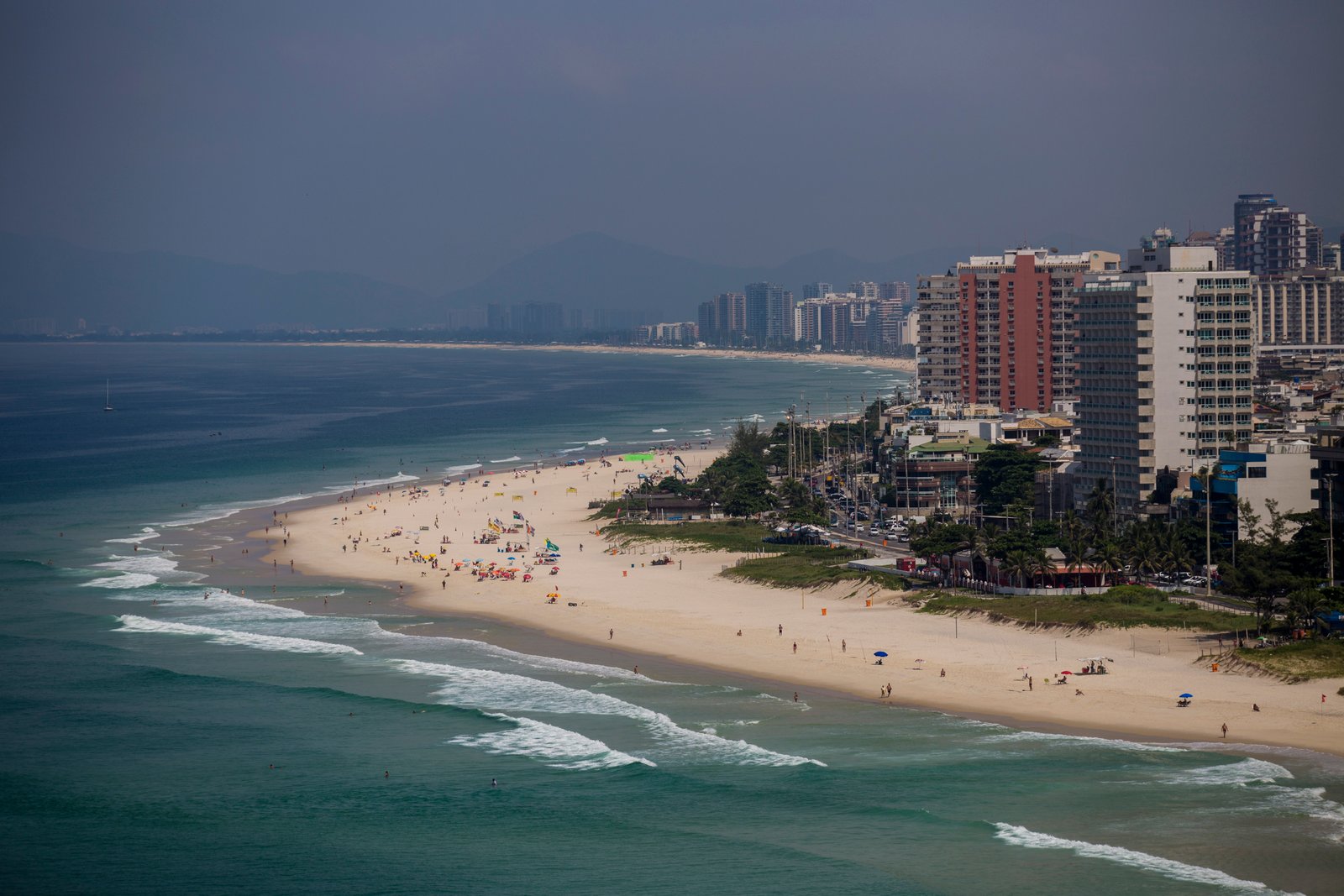 A bela extensão de areia da Praia da Barra da Tijuca, no Rio de Janeiro