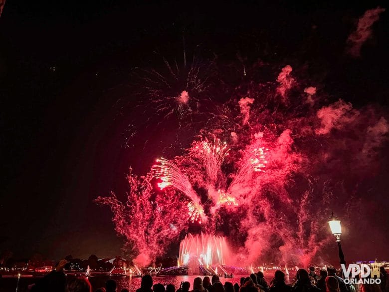 Fogos do show Luminous no parque Epcot durante a noite.