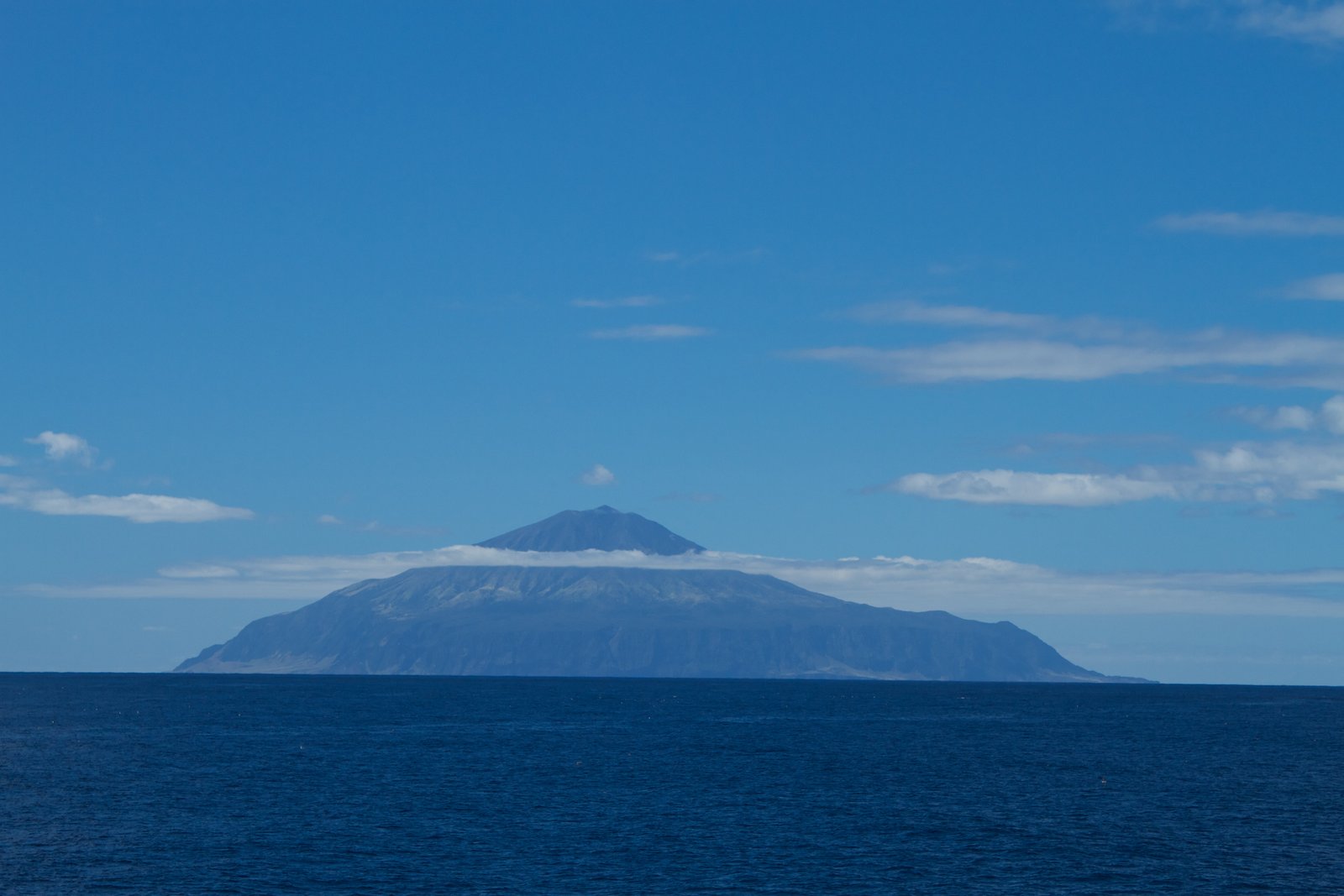 Vista de Queen Mary's Peak, vulcão da ilha de Tristão da Cunha