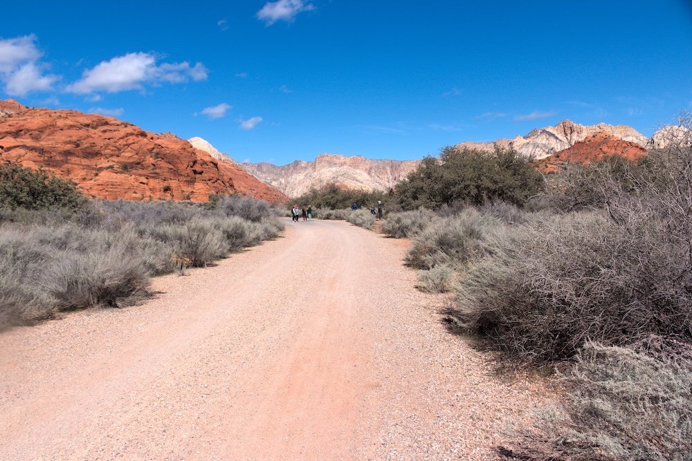 Trilha de cascalho no Parque Estadual Snow Canyon