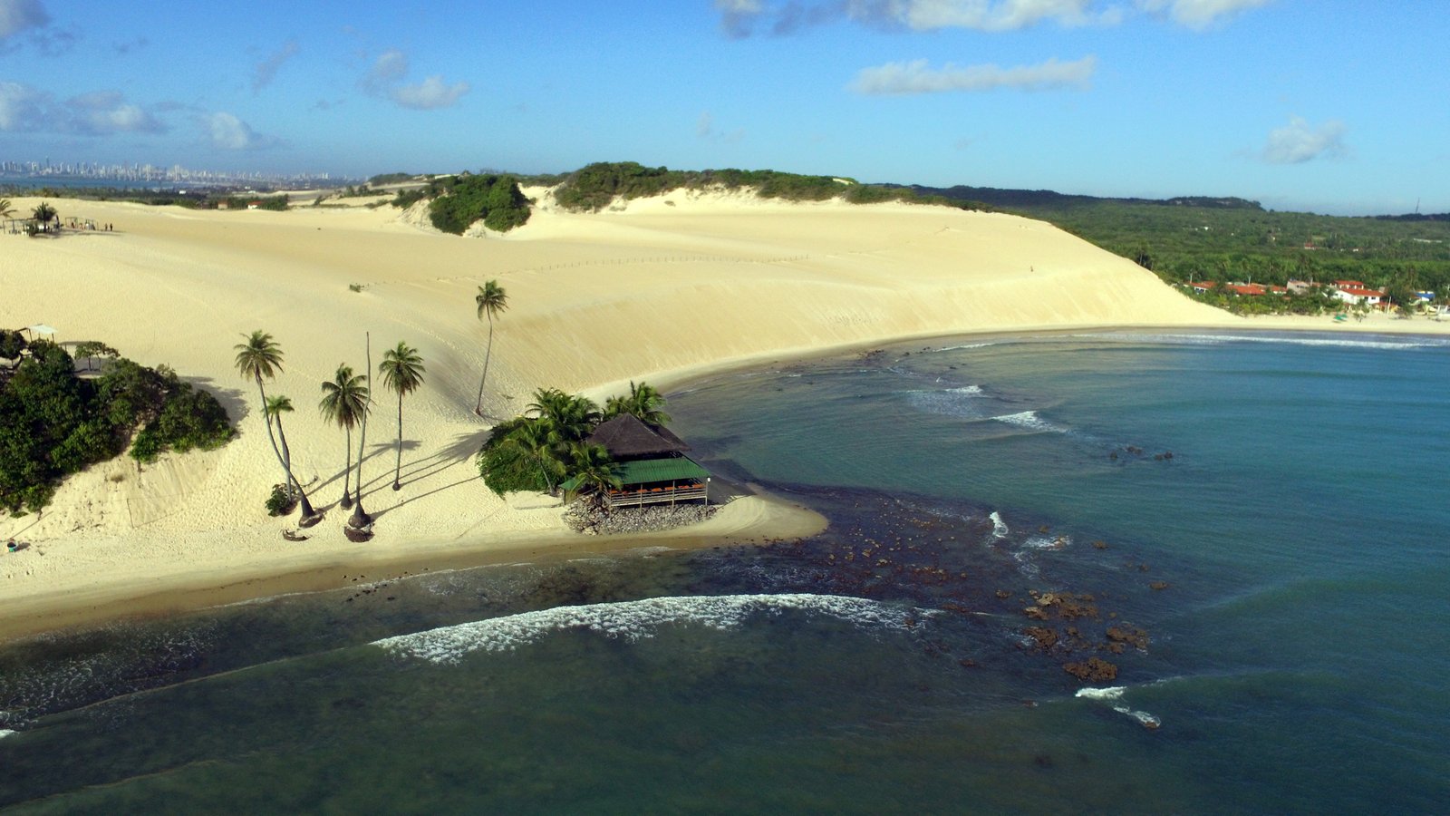 Dunas em Genipabu com mar ao fundo