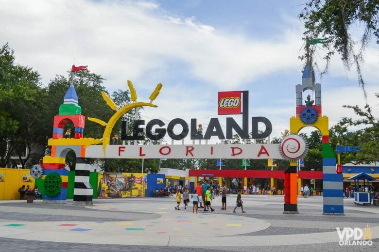 Vista panorâmica do parque aquático Legoland, mostrando diversas atrações e visitantes se divertindo.