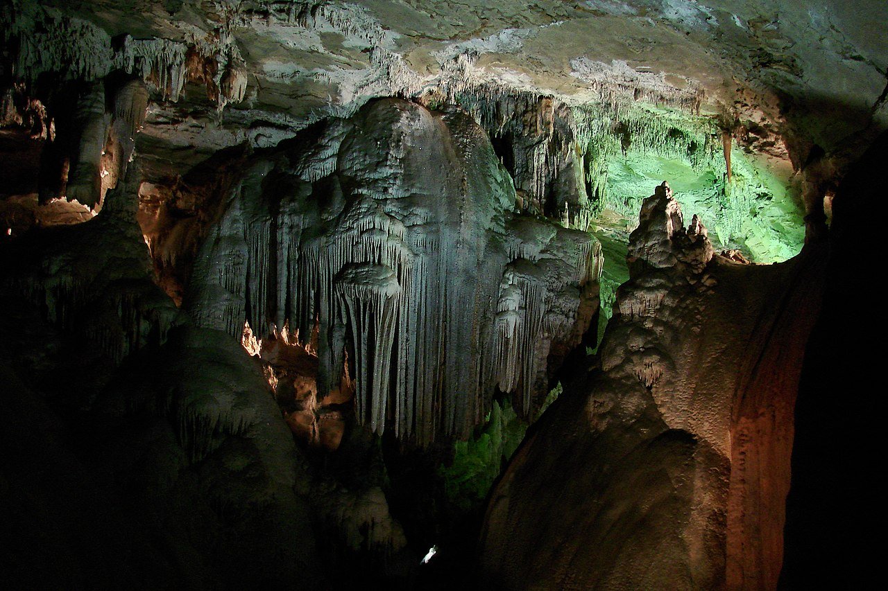 Interior da Gruta de Maquiné com estalactites