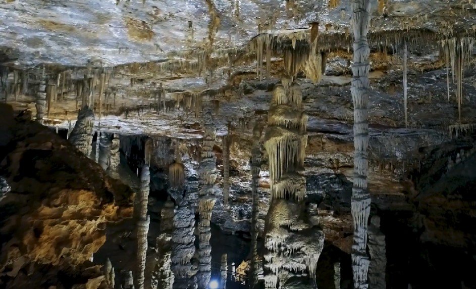 Cenário interno da Gruta Rei do Mato