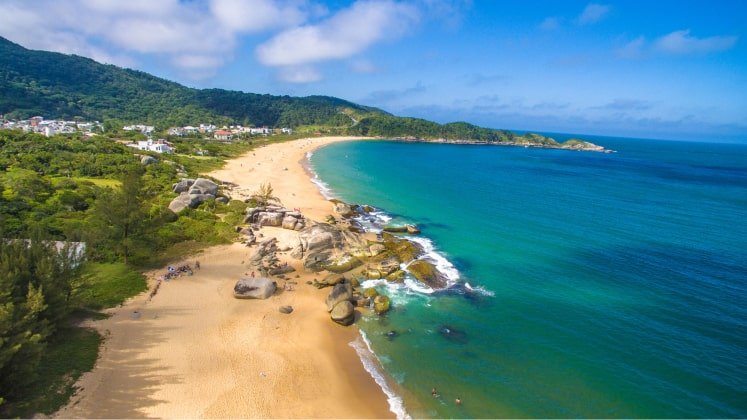 Explore a Praia do Estaleiro em Balneário Camboriú - Invest Group SC