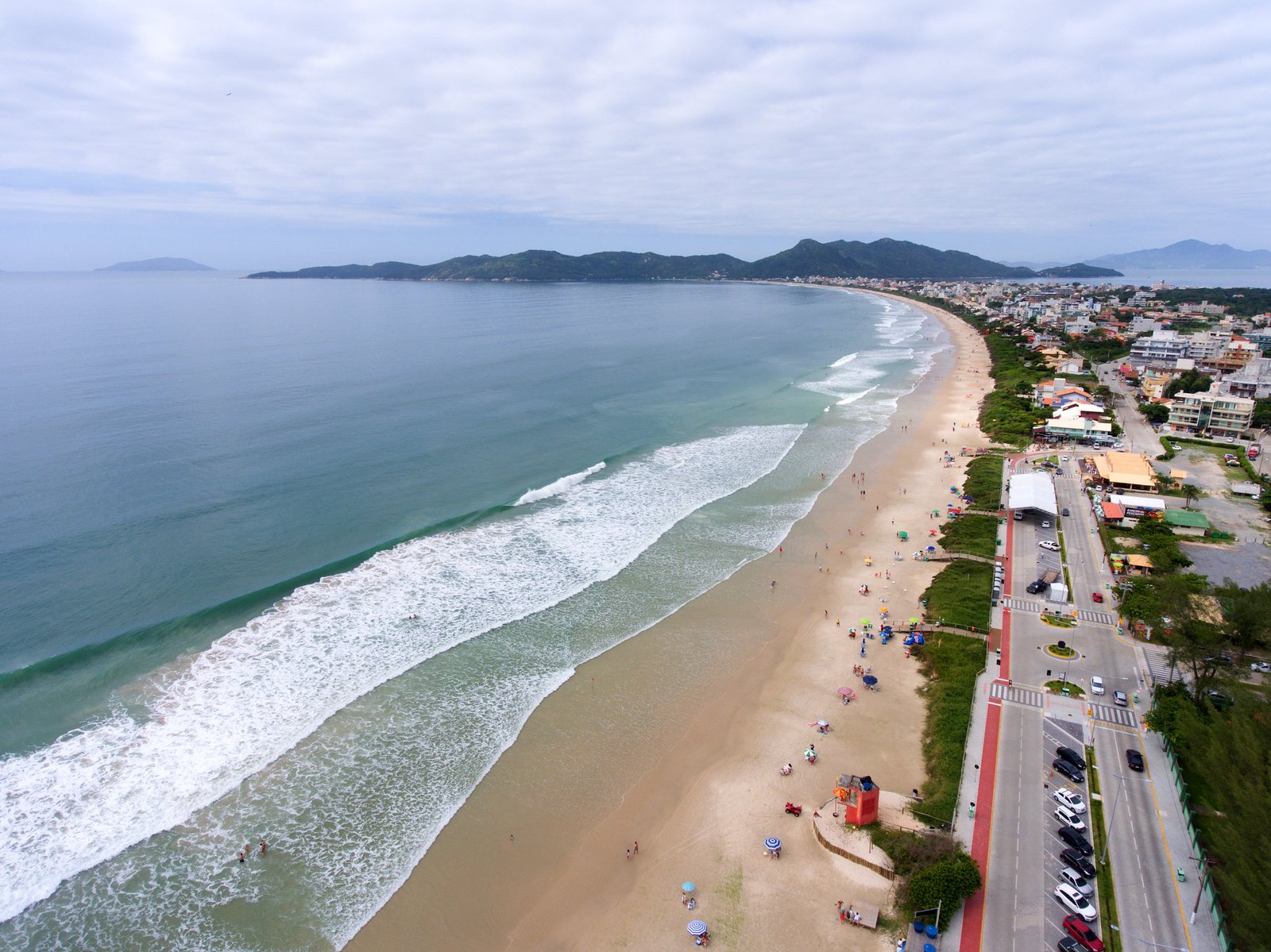 Vista panorâmica da Praia de Mariscal, em Bombinhas, SC, Brasil