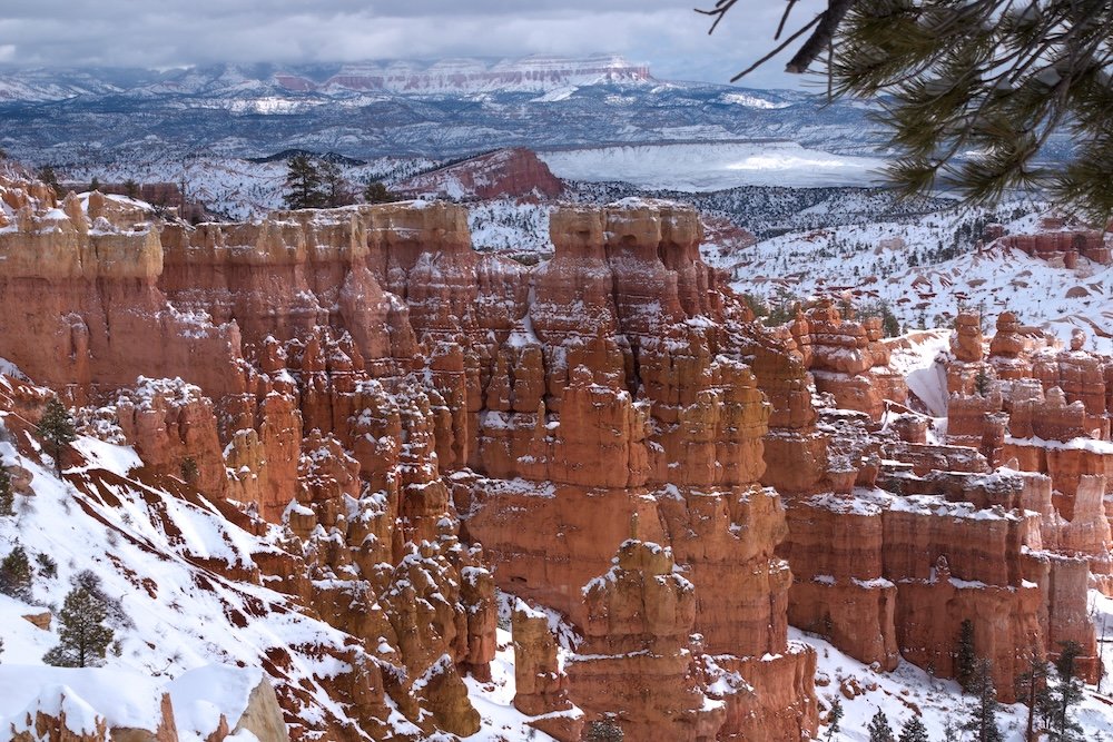 Vista da borda entre os pontos de pôr e nascer do sol no Bryce Canyon