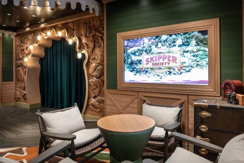 Coquetéis decorados servidos no Skipper Society, com referências da Jungle Cruise