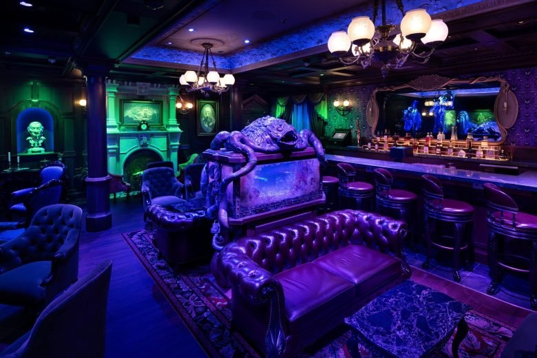 Bar da Haunted Mansion no Disney Treasure, com decoração inspirada na atração