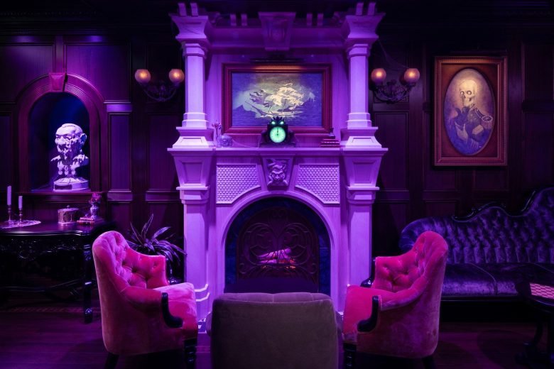 Decoração com referências da Haunted Mansion, incluindo detalhes náuticos e fantasmagóricos